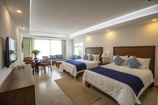 Master, Suite, 1 King and 2 Queen Beds, Ocean View, Hotel Grand Paramar 2/5