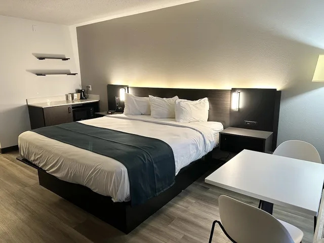 جناح بسرير كينج، Studio6 Suites Louisville, KY - Airport Expo Center 1/2