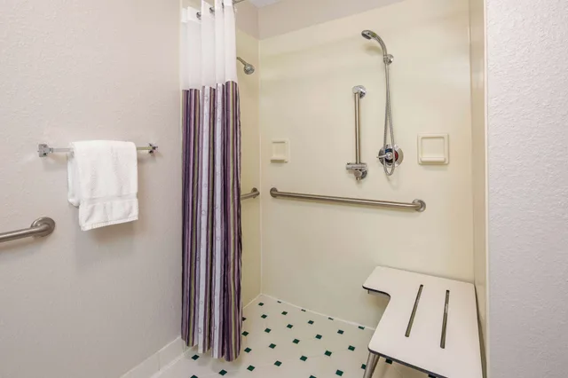 غرفة بسريرين مزدوجين بحوض استحمام لذوي الإعاقة، La Quinta Inn & Suites by Wyndham Ft. Lauderdale Plantation 4/5