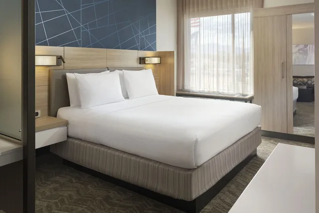 جناح بسرير كينج مع سرير سحّاب إضافي، SpringHill Suites by Marriott Las Vegas Airport 1/9