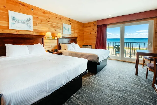 Island, Deluxe, 2 Queen Beds, Lake or Beach View, Balcony، Quality Inn & Suites Mackinaw City Beachfront 1/10