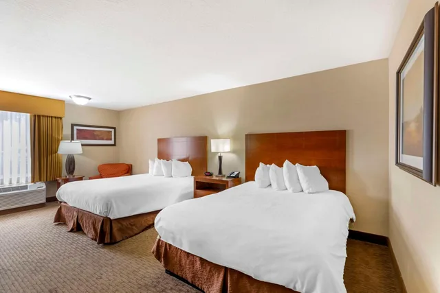 غرفة بسريرين كوين بحوض استحمام لذوي الإعاقة، Best Western Cottontree Inn 2/3