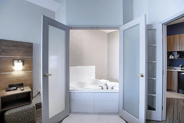 جناح بسرير كينج بغرفة نوم واحدة بحوض جاكوزي، Holiday Inn Express Hotel Suites Airport Calgary 5/5