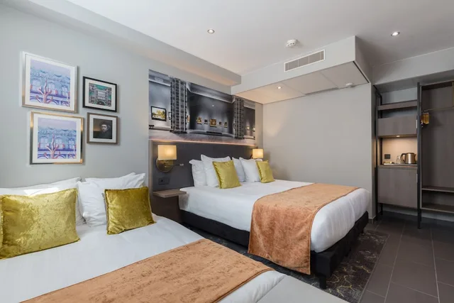 Comfort, Twin Beds, 1 Double and 1 Single Bed, Partial View، Leonardo Hotel Amsterdam Museum Quarter 6/10