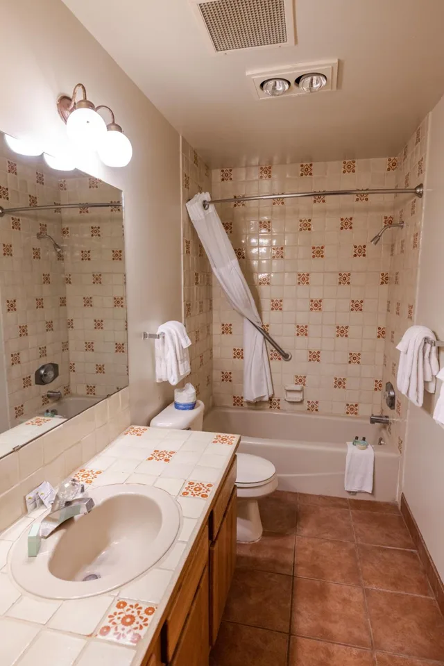 جناح ديلوكس بسرير كينج وسرير كوين، Sagebrush Inn Suites 5/5