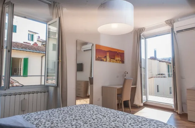 غرفة بسرير كوين بشرفة، Le Tre Lune Suites 5/10