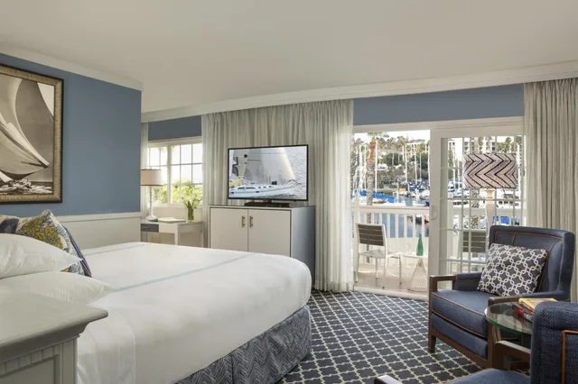 Guest Room, Deluxe, King Bed, Marina Side, Portofino Hotel And Marina 2/2