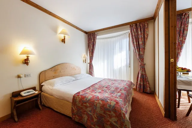 غرفة كلاسيكية ثلاثية بسرير مزدوج وسرير فردي، Hotel Alaska Cortina 1/10