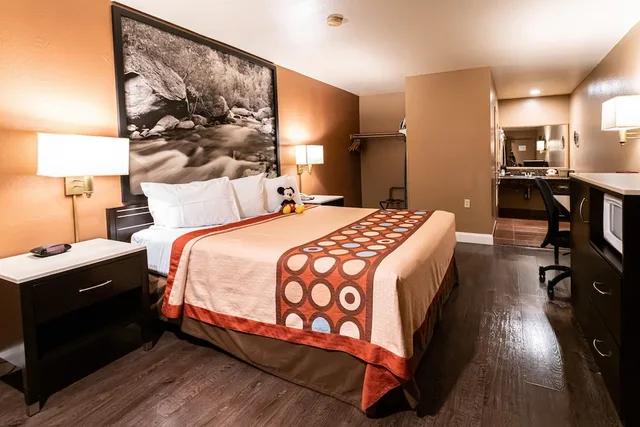 غرفة قياسية بسرير كينج لذوي الإعاقة، Super 8 by Wyndham Anaheim/Disneyland Drive CA 2/6