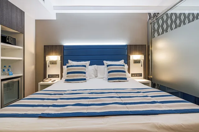غرفة ديلوكس رباعية بسرير كينج مع أريكة، Hotel Ronda Lesseps 7/10