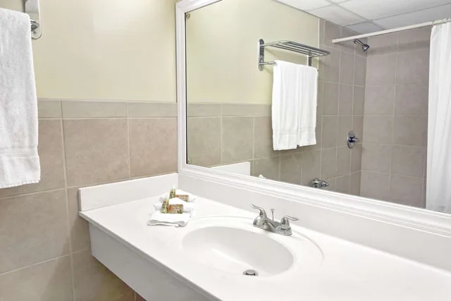 Efficiency, 2 Double Beds, Kitchen، Knights Inn Hallandale 2/3