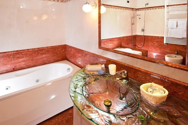 Sky, Plus, Quadruple, Double and Twin Beds، Hotel Le Querce 2/2