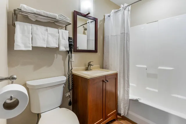 Upgrade, Efficiency, 2 Queen Beds، Comfort Inn & Suites Triadelphia - Wheeling 6/6