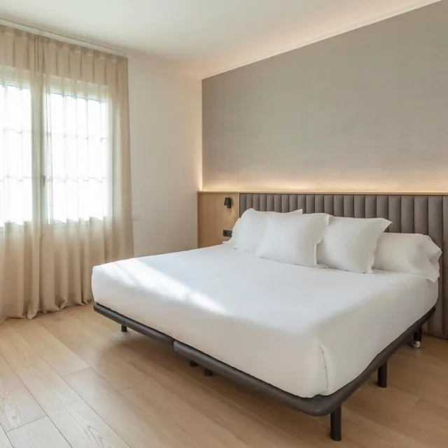 غرفة عائلية بشرفة، Astoria Hotel 1/10