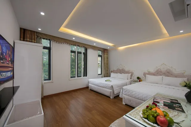 Oriental, Triple, 1 Double and 1 Single Bed, City or Lake View، Kingly Hotel 2/6