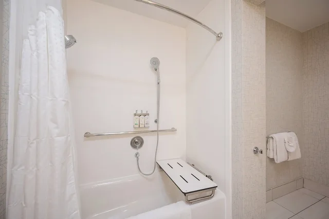 غرفة قياسية بسرير كينج لذوي الإعاقة، Holiday Inn Express Grover Beach 3/3