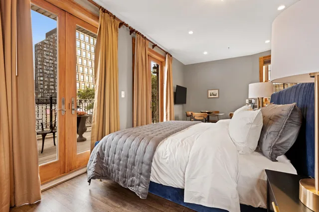 غرفة بسرير كينج بشرفة مع أريكة، Blue Moon Boutique Hotel 1/4