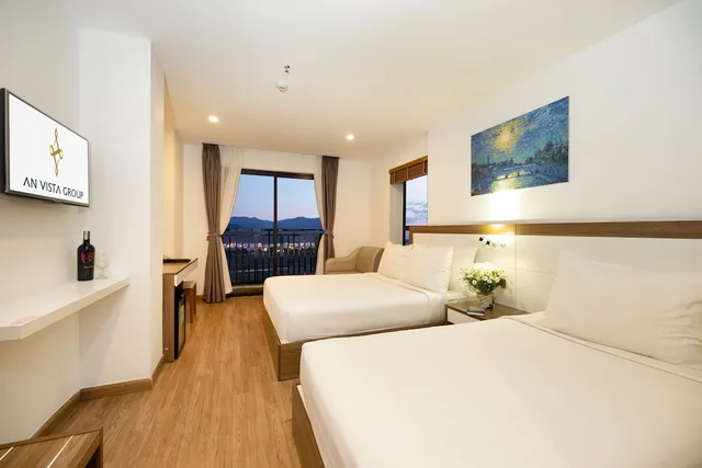 غرفة تنفيذية ثلاثية بسرير كوين وسرير فردي بإطلالة على الجبل بشرفة، An Vista Hotel 5/10