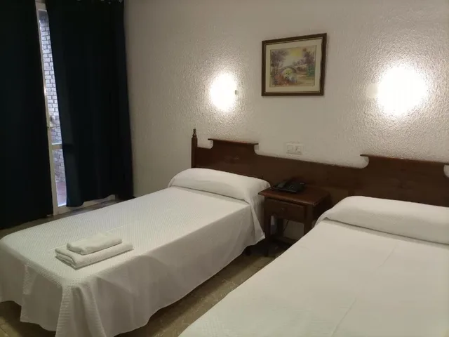 غرفة بسريرين منفصلين، Mercedes Hotel 3/3
