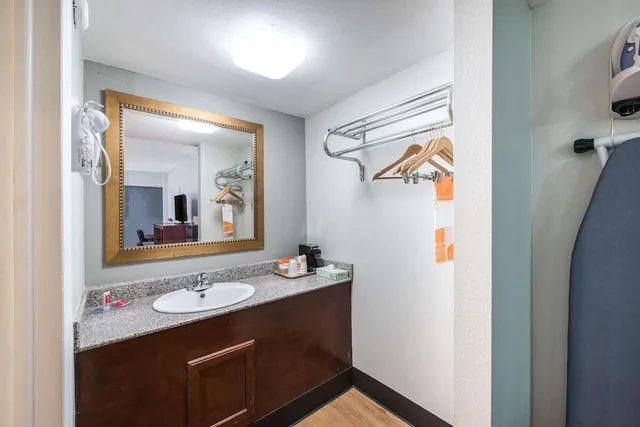 غرفة قياسية بسرير كينج، Rodeway Inn St. Joseph MI 6/8