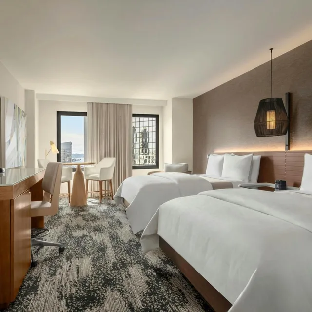 غرفة بريميوم بسريرين كوين في طابق مرتفع لذوي الإعاقة، Westin Gaslamp Quarter 1/3