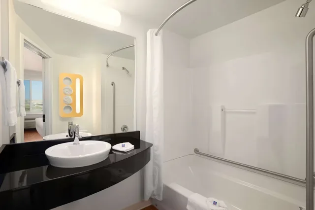 1 Queen Bed - Non-Smoking, Micfridge، Motel6 Swift Current Sk 2/2