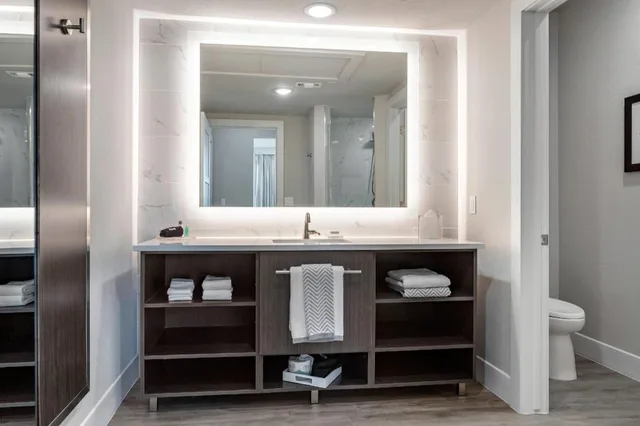 Upgrade, Suite, King Bed, Cambria Hotel Austin Uptown near the Domain 4/4