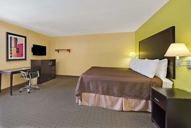 غرفة بسرير كوين لذوي الإعاقة، Days Inn & Suites by Wyndham DeSoto 2/5