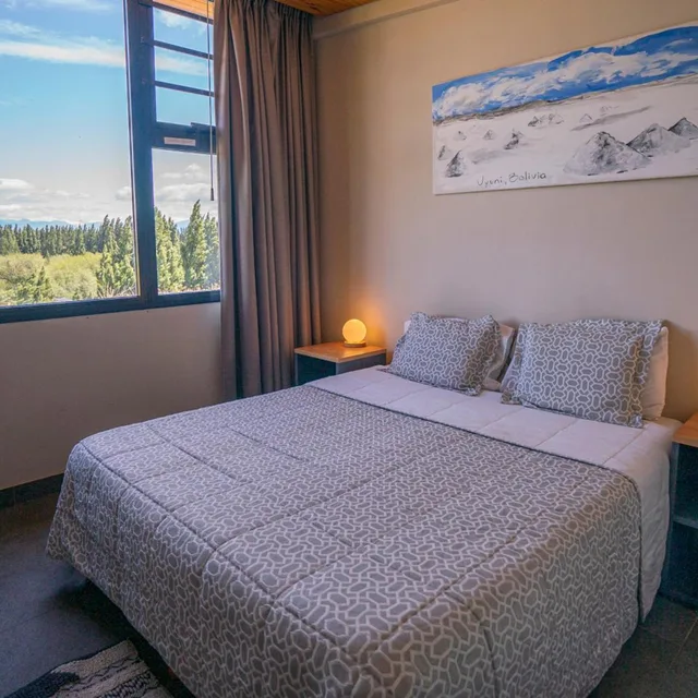 غرفة بسرير مزدوج بإطلالة على الجبل، America Del Sur Hostel el Calafate 1/7