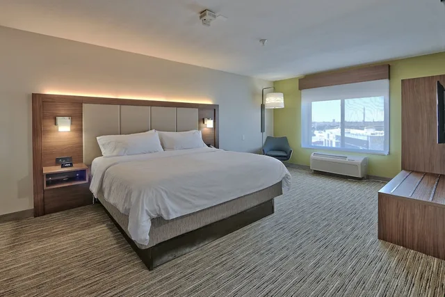 غرفة قياسية بسرير كينج بإطلالة على الجبل، Holiday Inn Express Hotel and Suites Albuquerque Historic Old Town 2/6