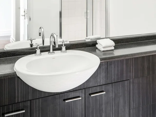 1 Bedroom, King Bed, Mantra On Jolimont 4/5