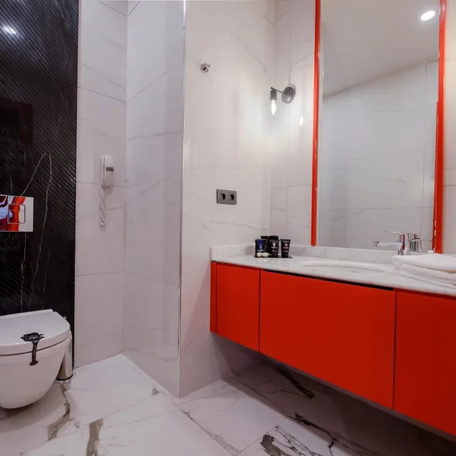 Suite, King Bed, Hot Tub, Lucky Monkey Hotel 8/8