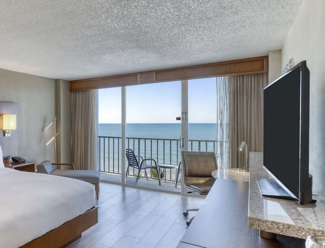 Room, King Bed, Gulf View, Balcony, High Floor، DoubleTree Beach Resort by Hilton Tampa Bay - North Redington Beach 6/9