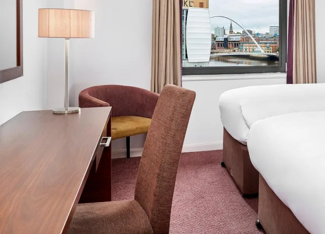Room, 1 Double and 1 Single Bed, Quay Side، Leonardo Hotel Newcastle Quayside (ex Jurys Inn) 3/4