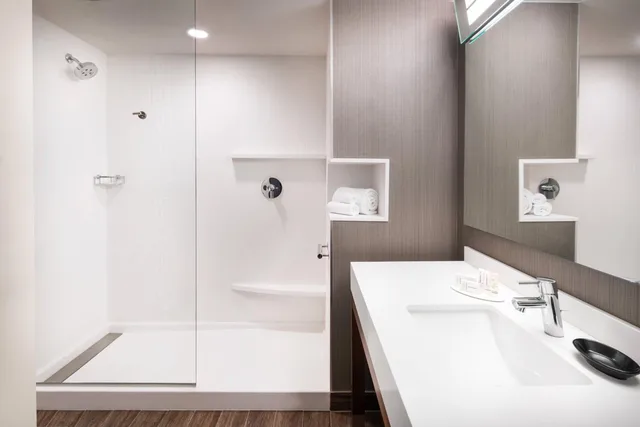 غرفة بسرير كينج مع أريكة، Courtyard Pullman 3/3