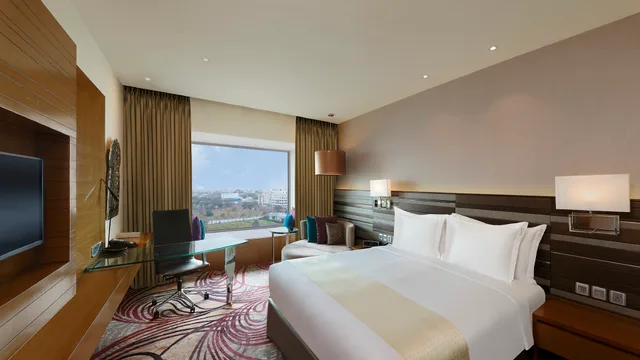 غرفة قياسية بسرير كينج بإطلالة على المدينة للمدخنين، Holiday Inn Jaipur City Centre by IHG 1/3