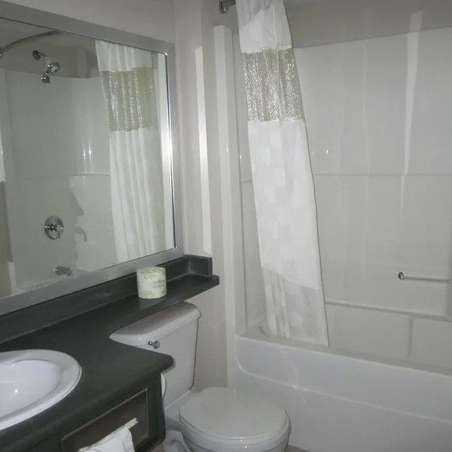 Room, King Bed, Queen Bed, Ramada Limited - Merritt 7/10