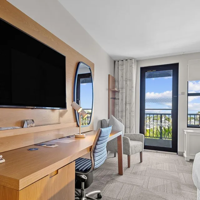جناح بسرير كينج بإطلالة على المرسى بشرفة، Four Points By Sheraton Punta Gorda Harborside 3/10