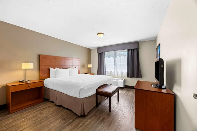 Suite, King Bed, Dining Area, Sofa, Best Western Inn At The Rogue 1/2