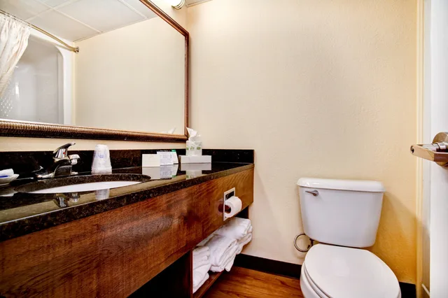 Suite, 2 Queen Beds, Ocean Front, Sofa, Kitchen، Best Western Ocean Sands Beach Resort 9/10