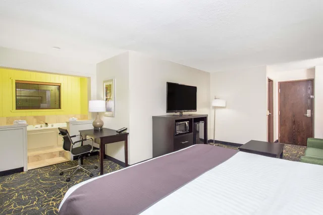جناح بسرير كينج بحوض جاكوزي، AmericInn by Wyndham Delafield 6/10