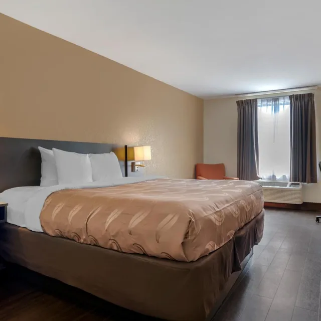 غرفة بسرير كينج في طابق مرتفع، Quality Inn Phenix City Columbus 1/8