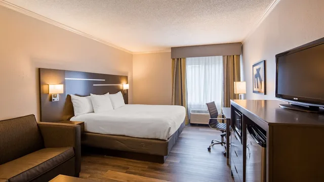 غرفة بزنس بسرير كينج مع أريكة، Best Western Plus Morristown Conference Center 3/5