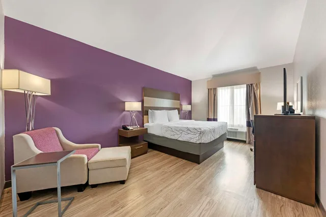 غرفة بسرير كينج بمطبخ صغير لذوي الإعاقة، Best Western Plus Buda Austin Inn and Suites 1/4