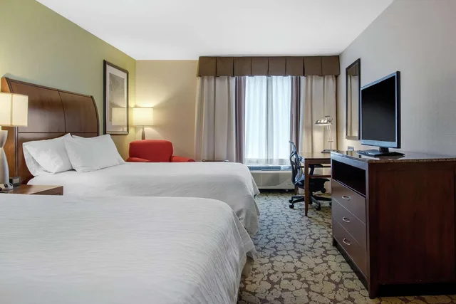 غرفة بسريرين كوين بحوض استحمام لذوي الإعاقة، Hilton Garden Inn Portland Airport, ME 2/4