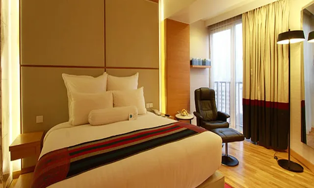 1 Bedroom, Executive, Suite, King Bed, Bathtub, Avari Towers 3/5