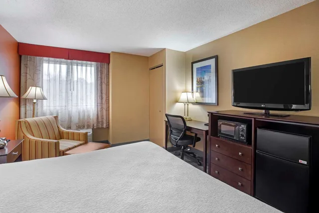 غرفة بسرير كينج بحوض استحمام لذوي الإعاقة، Best Western The Inn at Sharon/Foxboro 1/3