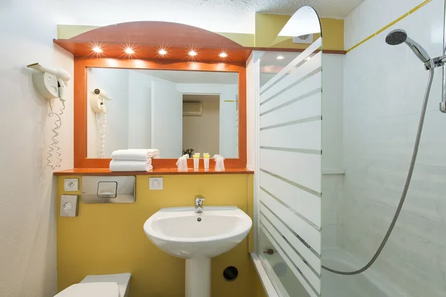 غرفة قياسية بسريرين منفصلين وسرير كوين وسريرين منفصلين، Comfort Hotel Montlucon 5/6