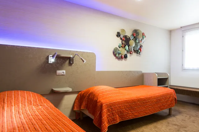 غرفة بسريرين منفصلين، Hotel the Originals Sens Archotel 2/3