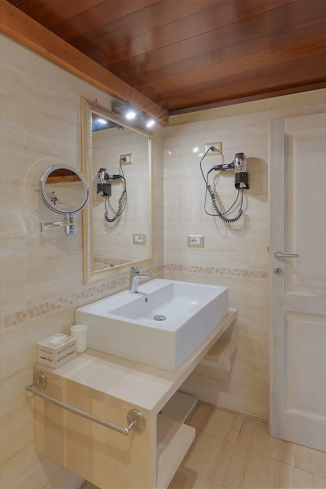 غرفة سوبيريور بسرير مزدوج بشرفة مع أريكة، Hotel Palazzo Sa Pischedda 4/6